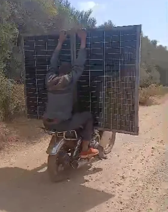 Transport der Solarpaneele per Motorrad