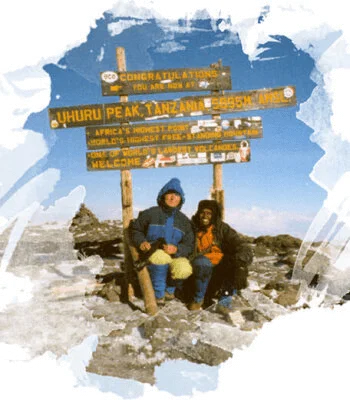Tatjana Reis (1. Vorsitzende Vision Tansania e.V.) und Gisamoda Gidumbanda Maishara (Vorsitzender Dabavita NGO) auf dem Kilimandscharo